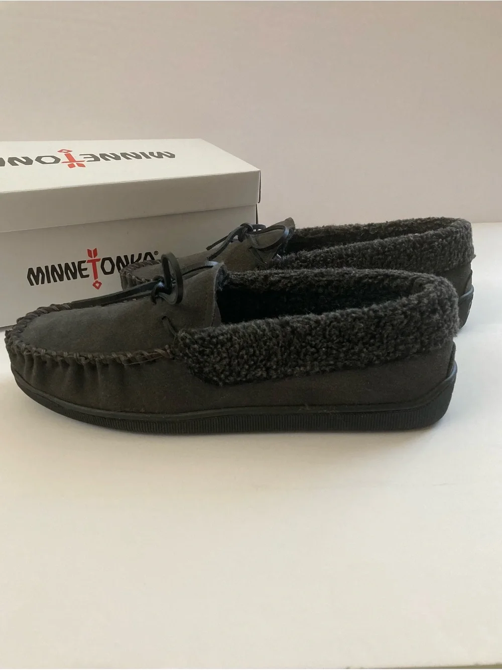Minnetonka Mens Allen Slipper Shoes Charcoal